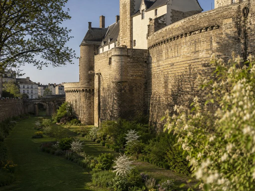 Die kostenlosen Burggraben-G&auml;rten unterhalb der Ringmauer
